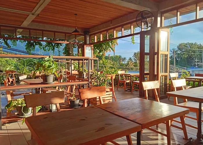 The Reef Hotel & Studios